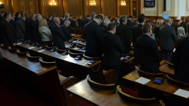Депутатите сведоха глави и замълчаха в памет на жертвите от наводнението, Главчев с апел за обединение 