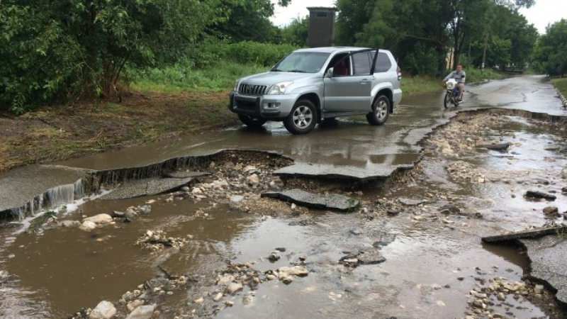 Тъжна гледка: Ето ги пътищата и села в Камено и Бургаско, опустошени от потопа (ВИДЕО)
