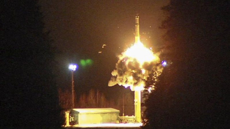 По тъмна доба: Путин изстреля 4 междуконтинентални балистични ракети по време на стратегическо учение на ядрената триада (СНИМКИ/ВИДЕО)