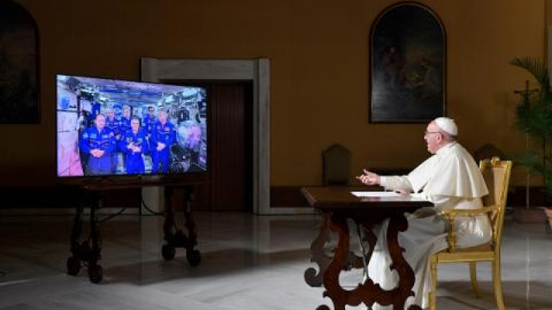 Папа Франциск говори с Космоса (СНИМКИ)