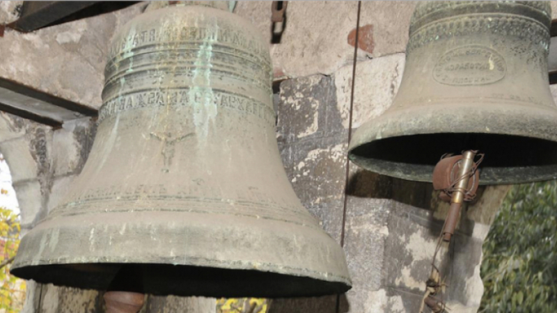 Безбожници задигнаха камбана от параклис