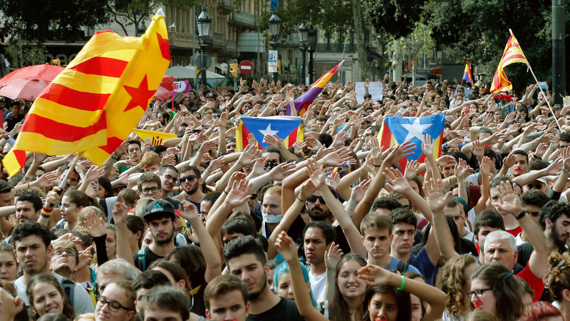 Ново 20! Минути след обявената независимост каталонците посърнаха, ето какво се случва в момента... (НА ЖИВО)