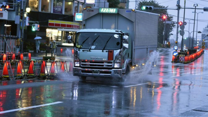 Тайфунът Саола нахлу в Япония и донесе проливни дъждове, властите предупреждават за страшни стихии