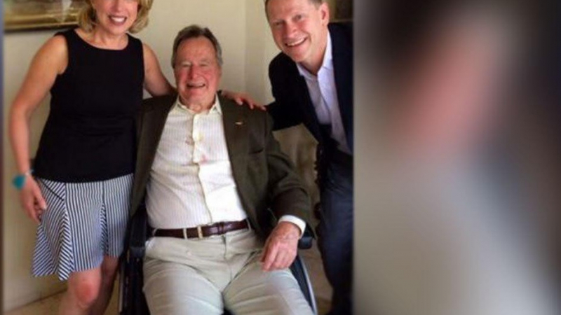 И писателка обвини Буш старши в сексуално насилие - опипал я, както си стоял в инвалидната количка на 93 години