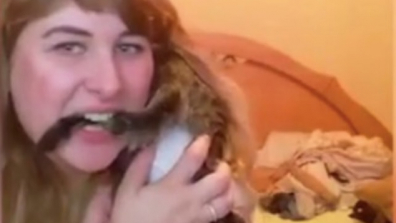 Жена почти уби котето си, за да събере лайкове! (СНИМКИ/ВИДЕО)