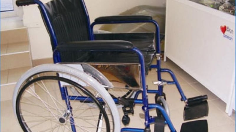 Майка всеки ден тика по 4 километра си в инвалидна количка до училището му
