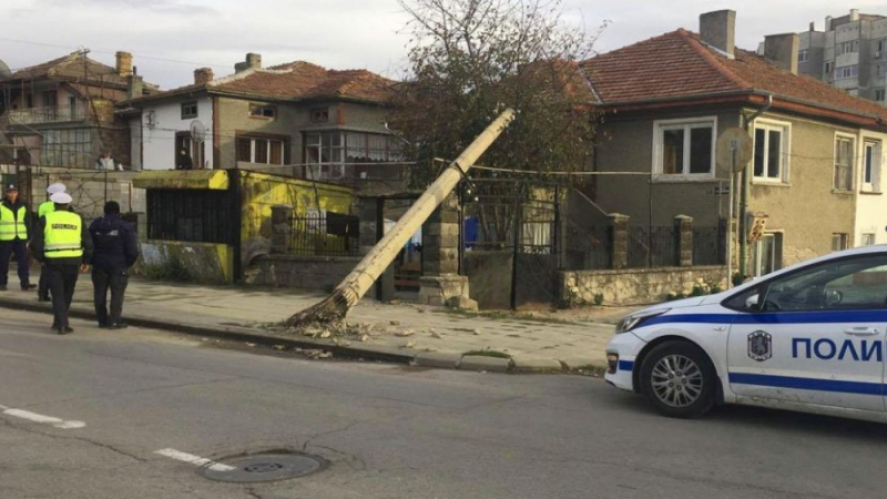 Абсурден инцидент! Стълб падна върху къща в Шумен, докато вътре са майка с трите ѝ деца (СНИМКИ)