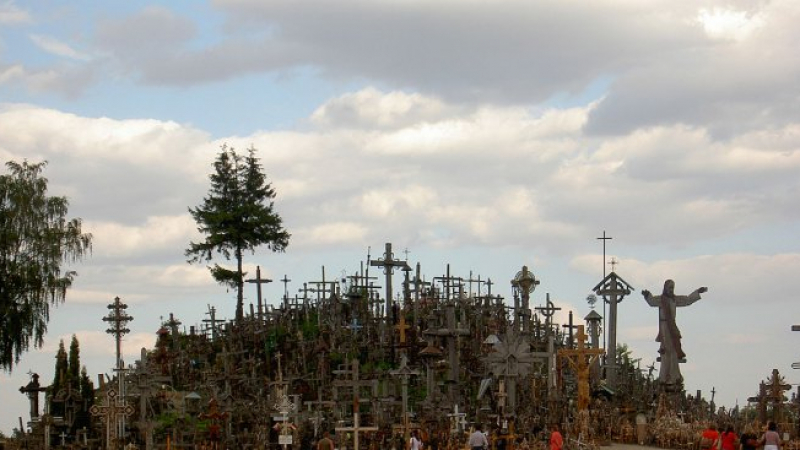 Мистериозно и зловещо: Хълм в Литва пази тайните на хиляди кръстове