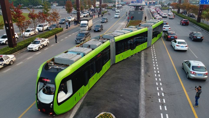 Пуснаха първия в света трамвай без релси, който ще се движи по асфалтирани пътища (СНИМКИ/ВИДЕО)