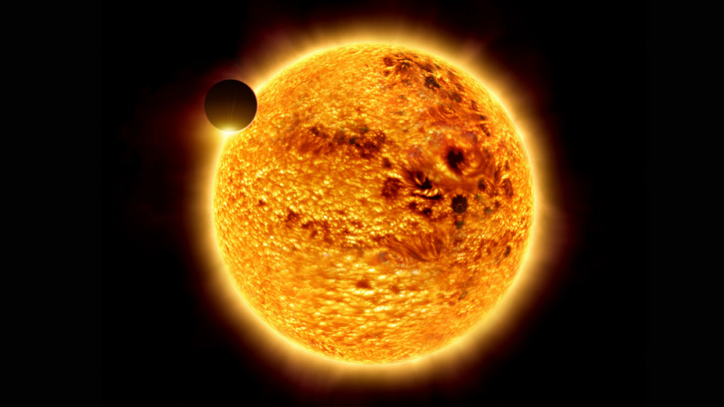 Ексклузивно ВИДЕО: Гигантски тайнствен космически обект премина през Слънцето 