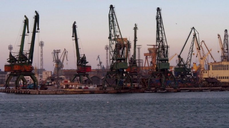 Български моряк засне на ВИДЕО как голям ферибот събори кран на пристанището в Барселона