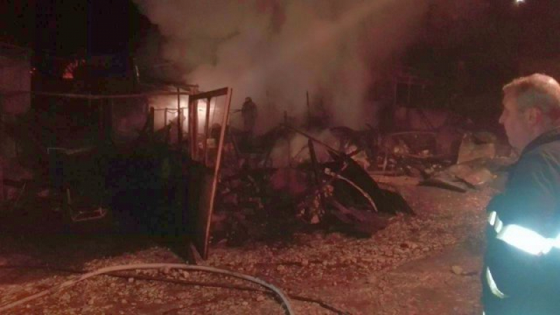 Цяло родопско село гаси пожар след мощна експлозия (СНИМКА)