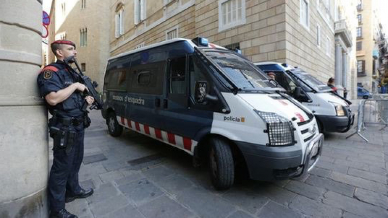 След минути Пучдемон ще проговори от Брюксел, Гражданската гвардия на Испания извършва обиски в Барселона 