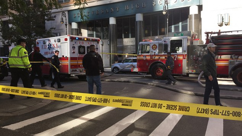 Извънредно и НА ЖИВО! Кървав ужас в Манхатън: Камион се вряза в колоездачи, проехтя стрелба - има загинали (СНИМКИ 18+)
