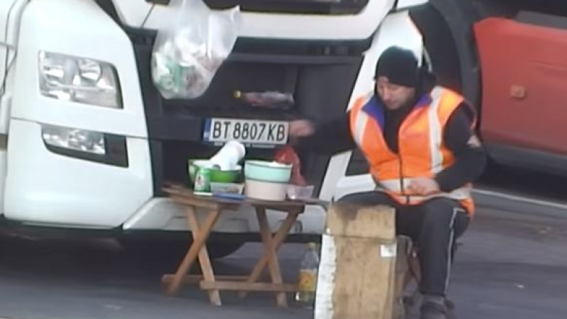 Само в БЛИЦ! Уникално ВИДЕО показва как оцеляват български тираджии при -11 градуса на паркинг в Германия  