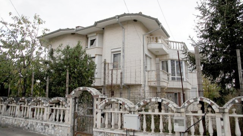 Нещо се случва с имотите на "царската" ромска фамилия в Катуница