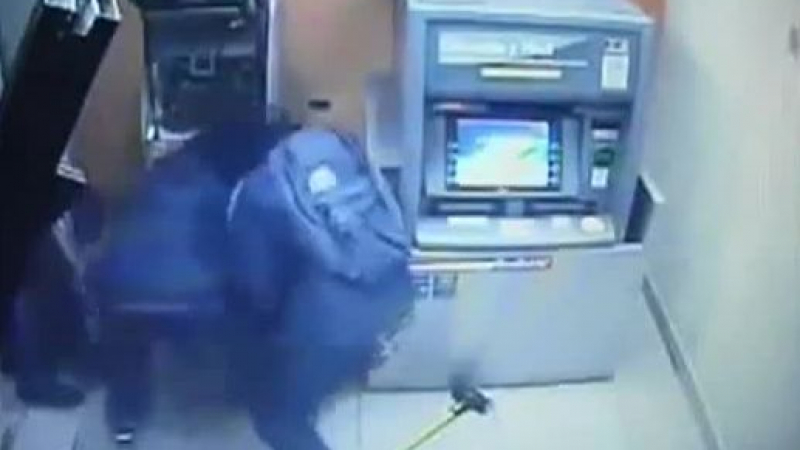 Престъпници пак се опитаха да разбият банкомат, поломиха пощата в Сопот
