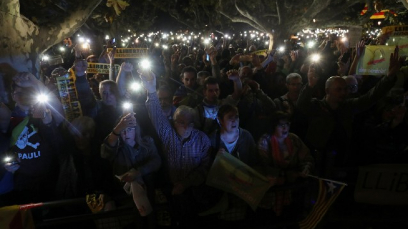 Испания завря! Хиляди поискаха свобода за арестуваните каталонски министри 