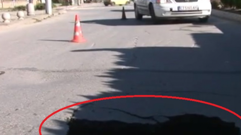3-метрова дупка погълна колата на казанлъчанин (ВИДЕО)