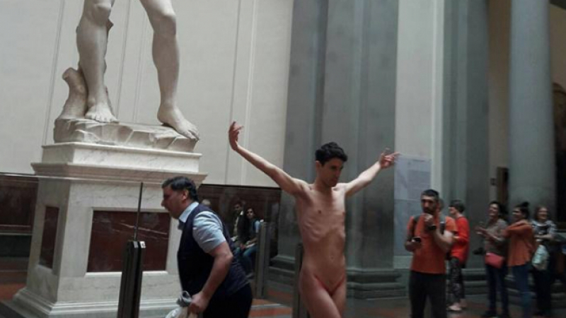 Отврат: Испанец твори "изкуство" гол, приклещил мъжкото си достойнство между бедрата (СНИМКИ/ВИДЕО 18+)