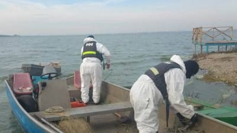 Полицаи и инспектори с маски обсадиха езерото „Вая” (СНИМКИ)