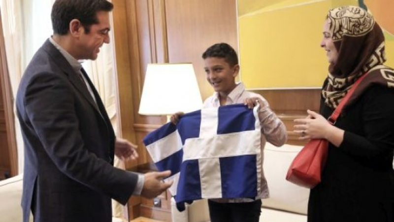 Ципрас се срещна с Амир – афганистанчето, чийто дом беше нападнат с камъни от расисти