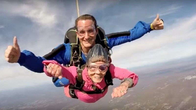 Храбра старица скочи с парашут за своя 94-ти рожден ден (ВИДЕО)