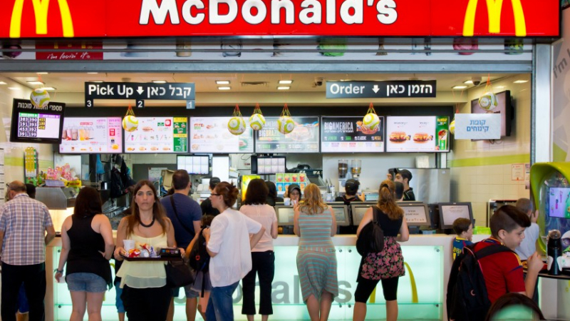 Служител на Макдоналдс показа приготвянето на популярно ястие и изненада абонатите ВИДЕО
