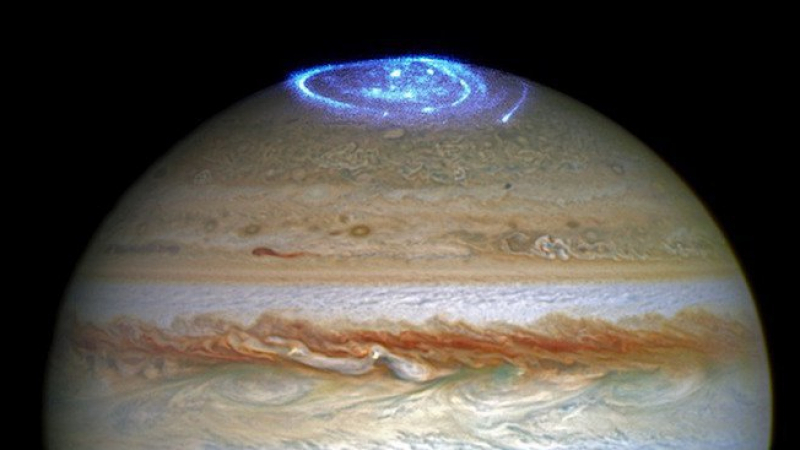 Полярните сияния на Юпитер пулсират с различен ритъм