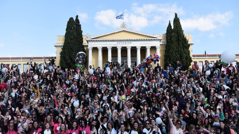 Стотици жени разголиха гърди в центъра на Атина, но причината не е каквото си мислите (СНИМКИ)