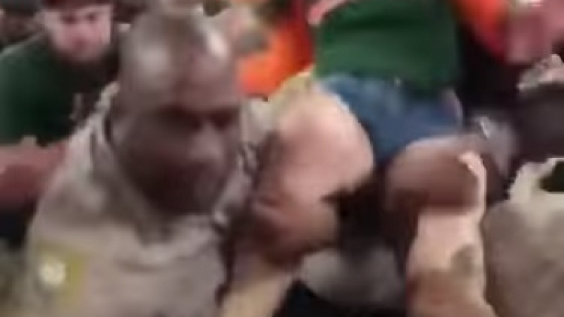 Шокиращо ВИДЕО: Така полицаи усмиряват вилнееща фенка по шортички в Маями