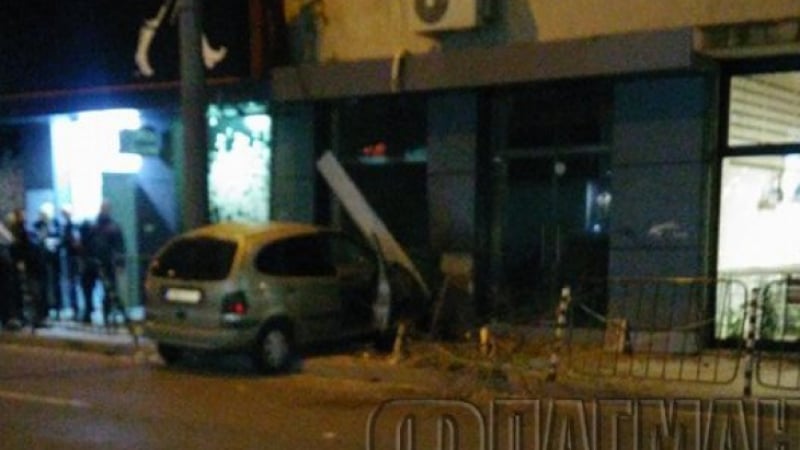 Стана ясно кой е младежът, паркирал реното си в нощен бар в Бургас (СНИМКИ) 
