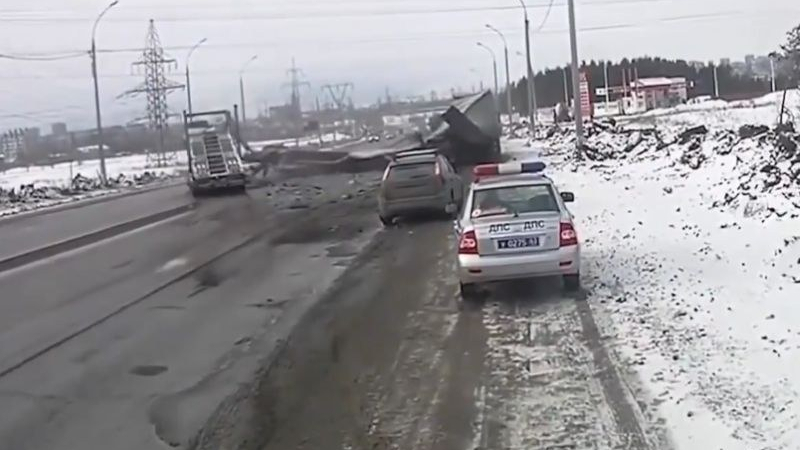 Така се случват катастрофите през зимата! Направете това, за да ги избегнете (ВИДЕО)