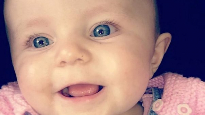 Родители проплакаха: 10-месечната ни дъщеря умира от инфекция, от която ме забраниха да я ваксинирам (СНИМКИ)