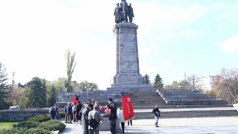 Пак оскверниха паметника на Съветската армия в София