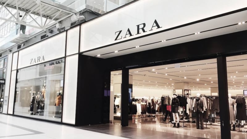 Разследване: Защо клиенти на Zara откриват бележки от турски шивачки със зов за помощ в дрехите си? 