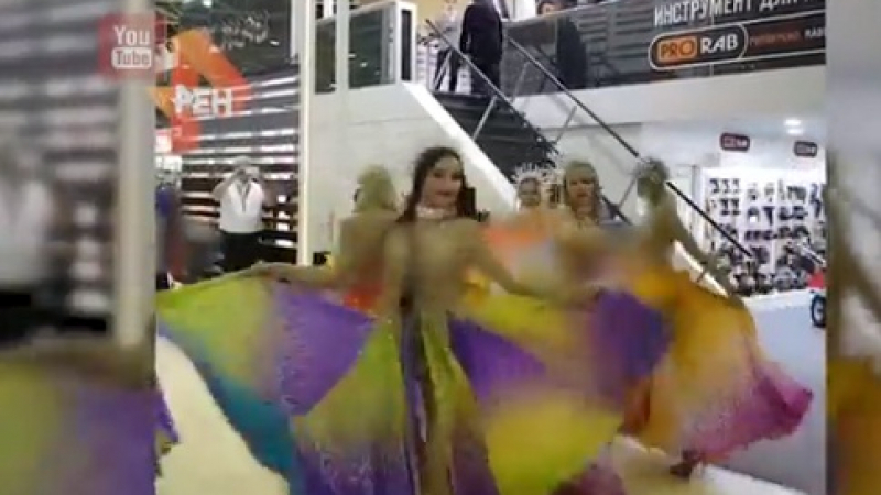 Голи манекенки шокираха с танц по време на изложба (ВИДЕО 18+)