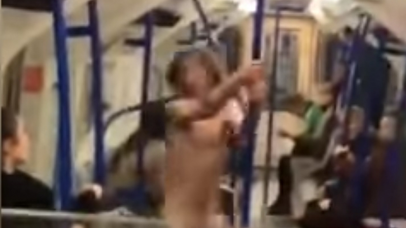 Чисто гол си развя патлака във вихъра на танца в мотриса на метро (ВИДЕО 18+)