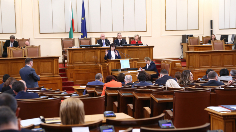 В парламента ври и кипи! Борисов е при Главчев, а БСП мъти нещо в стаята си преди схватката с гласуването