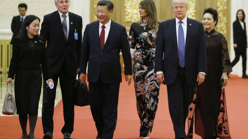 Мелания Тръмп събра погледите в Китай с ефектна рокля на Dolce & Gabbana (СНИМКИ)