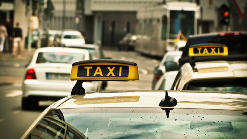Таксиметров шофьор не успя да дочака пътника си, позвъни на вратата и животът му се промени завинаги (СНИМКИ)