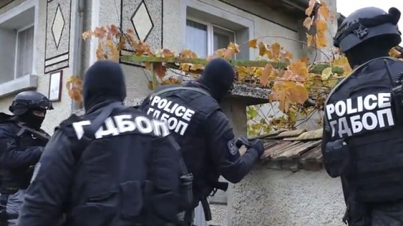 Ексклузивни СНИМКИ и ВИДЕО от акцията на ГДБОП в Стражица, след която двама полицаи се озоваха с белезници