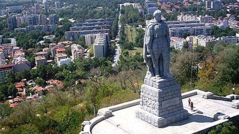 Вандали пак оскверниха легендарния паметник на Альоша в Пловдив