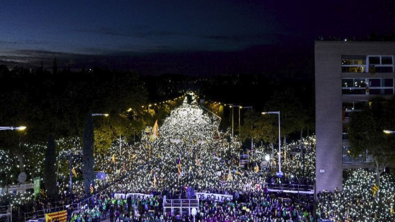 В сърцето на Барселона ври и кипи! Хиляди излязоха на улицата, за да ... (СНИМКИ/НА ЖИВО)