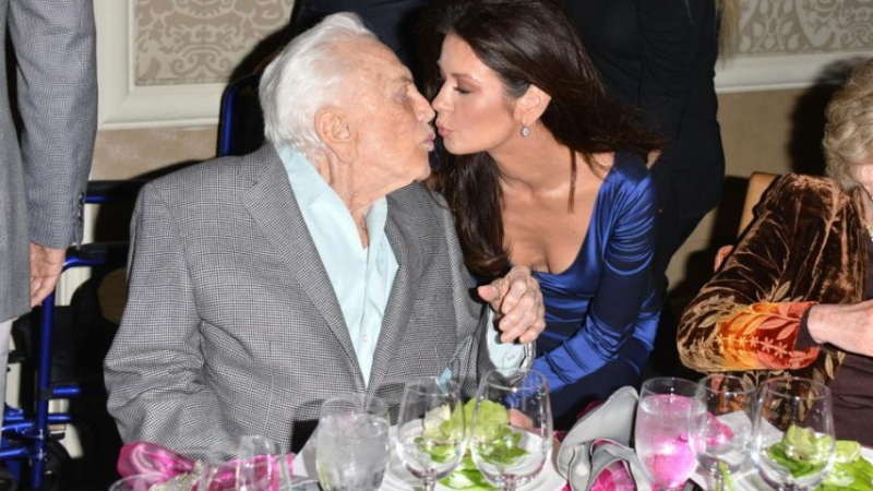 Катрин Зита целуна 100-годишния си свекър и възмути мнозина (СНИМКИ)