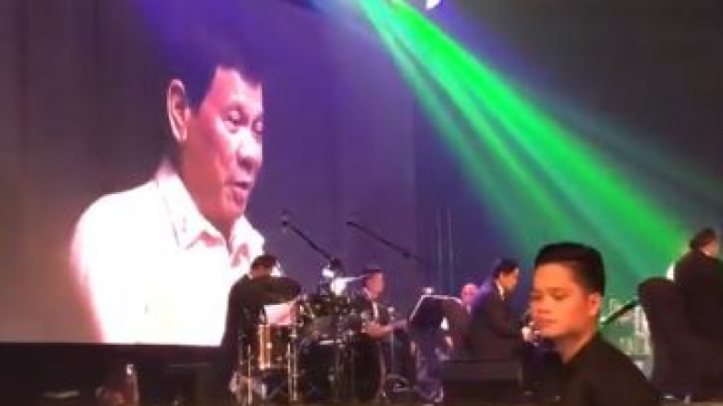 Скандалният президент на Филипините пропя на Доналд Тръмп (ВИДЕО)