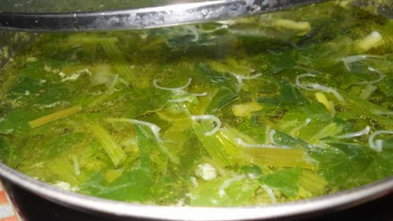 Тази супа, макар и със зелен цвят хем е лесна, хем - вкусна