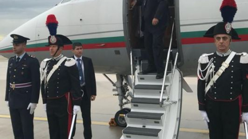 Борисов слезе от правителствения самолет, вече е на италианска земя (СНИМКИ)