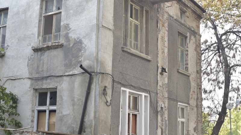 Внимание! Опасен балкон дебне пешеходци в Пловдив (СНИМКИ)