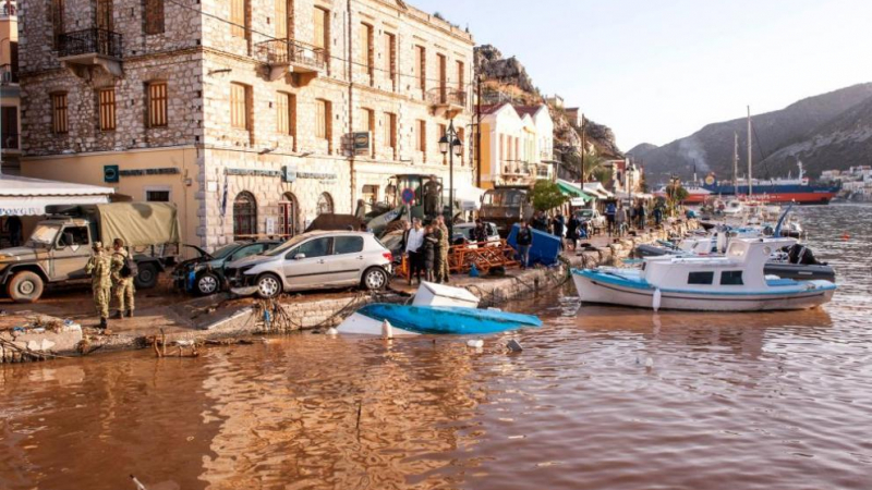 В Гърция е страшно! Бурята нанесе тежки разрушения и блокира градовете на юг (СНИМКИ)